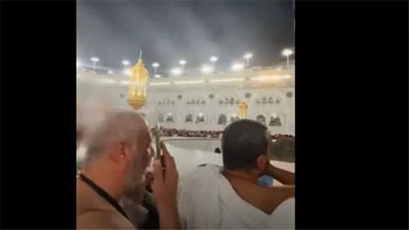  هدعي عليك بالخراب.. معتمر يهدد صديقه بالدعاء عليه أمام الكعبة | فيديو