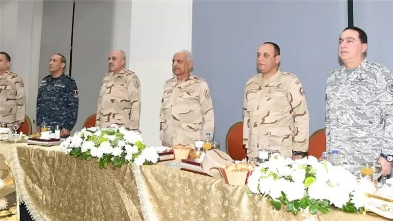  وزير الدفاع يتناول وجبة الإفطار مع مقاتلى المنطقة المركزية العسكرية وقوات حرس الحدود والمظلات والصاعقة