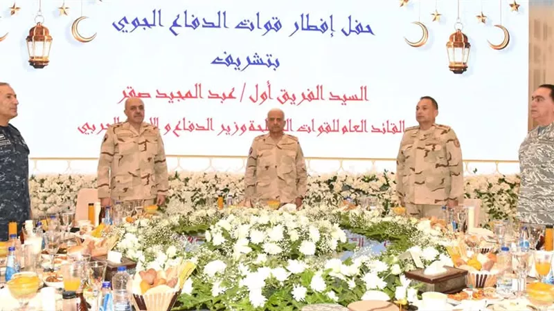 وزير الدفاع يشارك عدد من مقاتلى قوات الدفاع الجوى تناول وجبة الإفطار