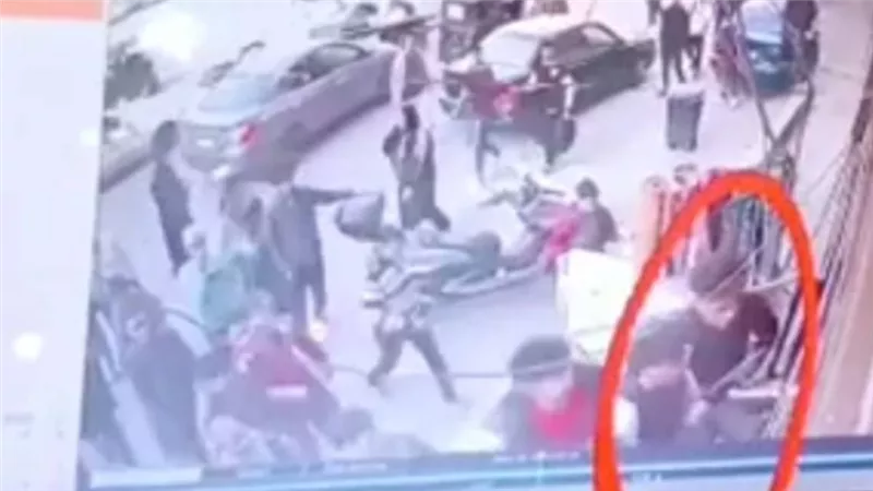 اعتدى عليها 20 شابا أمام والدها.. ماذا حدث لفتاة فيديو ترسا؟ | شاهد