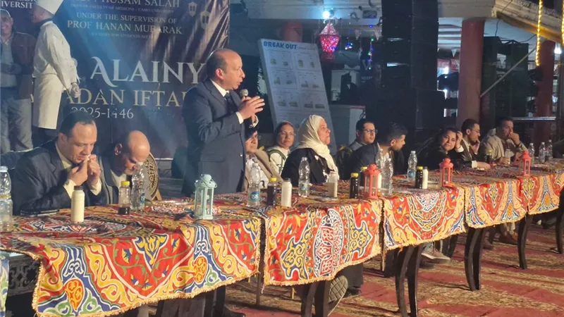 عميد طب قصر العيني يشارك طلابه حفل إفطارهم السنوي في أجواء رمضانية دافئة