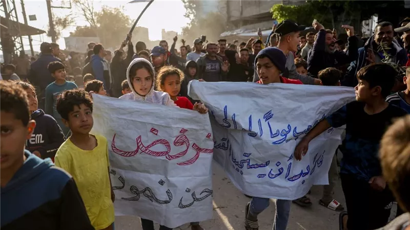 اطلعوا بره نريد الحياة.. غزة تنفجر غضبًا في وجه حماس | فيديو وصور