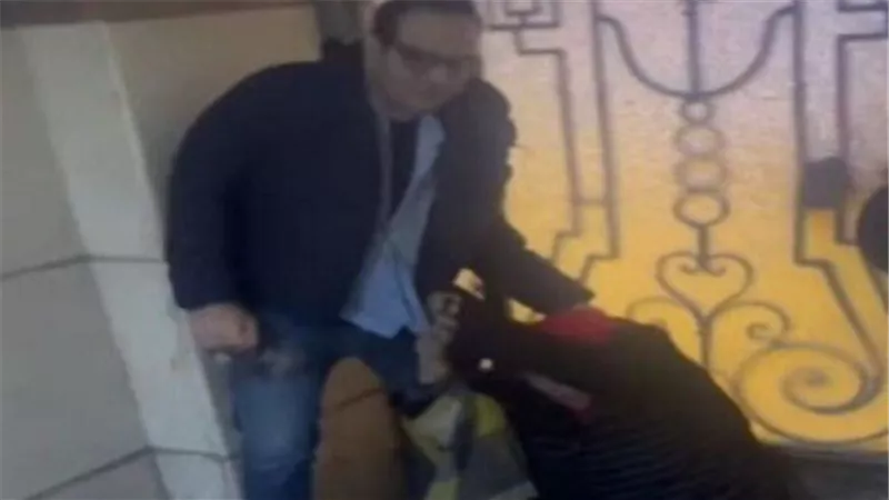 فيديو يهز مصر.. القصة الكاملة لاعتداء طبيب على سيدة عاجزة بالشرقية | شاهد 