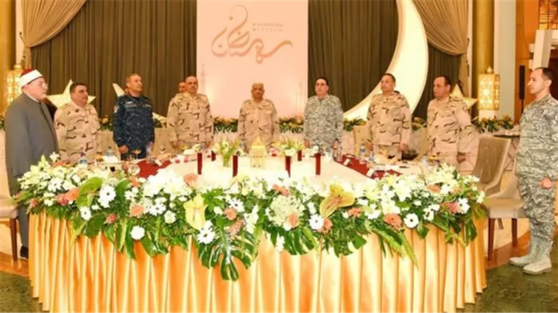 وزير الدفاع والإنتاج الحربى يشارك مقاتلى القوات الجوية تناول وجبة الإفطار