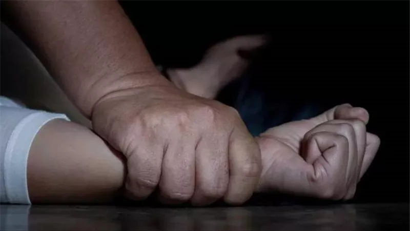 استغل طالبة من ذوي الاحتياجات الخاصة.. التفاصيل الكاملة للحكم على نجار مسلح بتهمة هتك عرض طالبة بحلوان