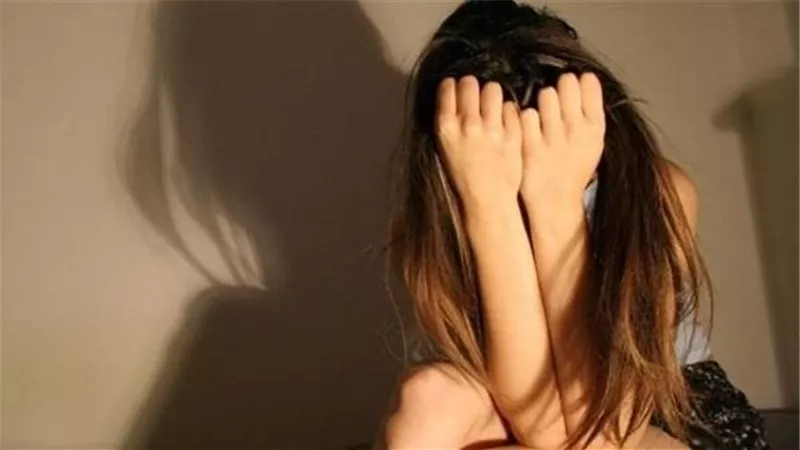 تربص بها أعلى السلم.. تفاصيل مثيرة في إحالة المتهم بهتـ.ـك عرض فتاة بعين شمس للجنايات