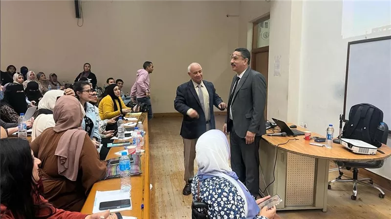 بدء الدراسة بالفصل الدراسي الثاني بمركز جامعة القاهرة للتعليم المدمج.. صور