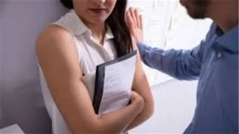 زوجته ساعدته.. تفاصيل مثيرة جديدة في اتهام مدرس دراسات بالتحرش بزميلته
