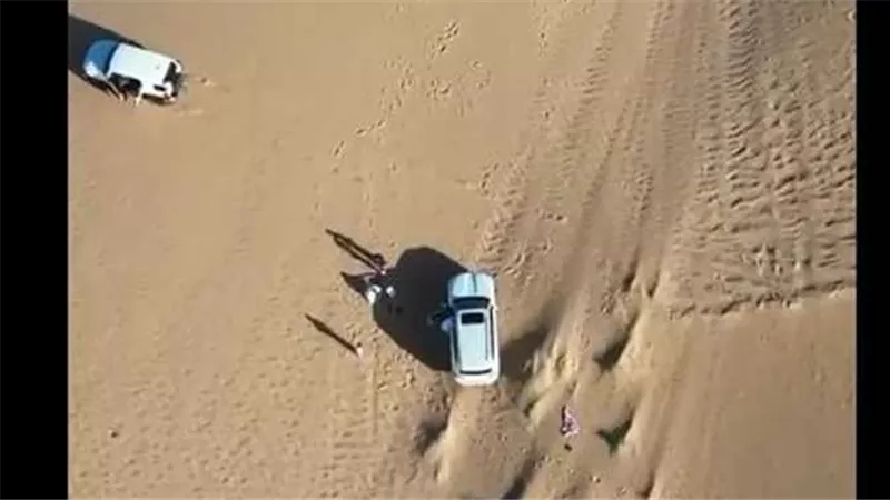 شربوا ماء الرادياتبر وأكلوا من الشجر.. لحظة إنقاذ عائلة سعودية في الصحراء | فيديو