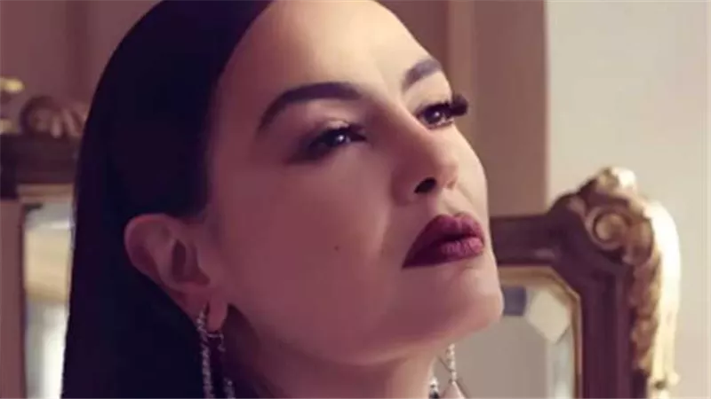 ما القصة؟.. شريهان تثير قلق جمهورها بعد ظهور نادر في جنازة حماة رامي صبري | شاهد