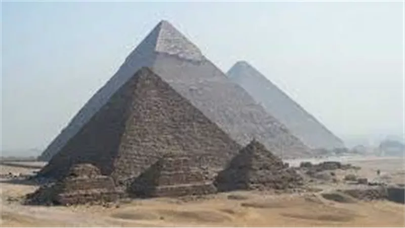 كبير الأثريين يكشف الحقيقة.. هل هناك مدينة مخفية أسفل أهرامات الجيزة؟ | فيديو