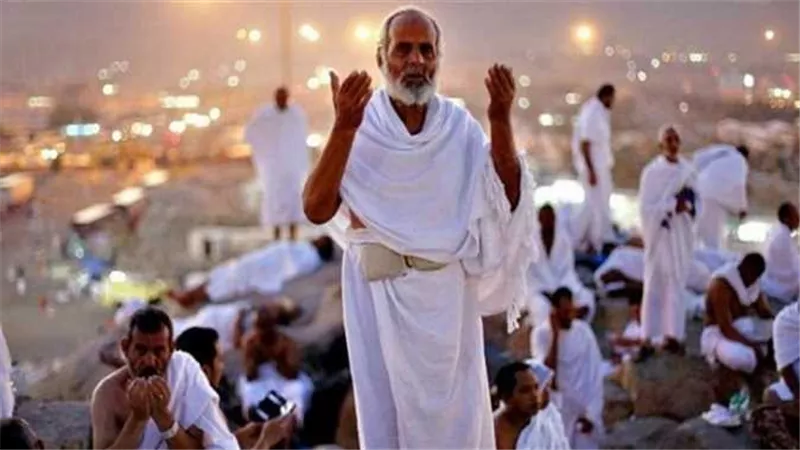 فلكيًا.. موعد وقفة عرفات وعيد الأضحى 2025 وأيام الإجازة للموظفين