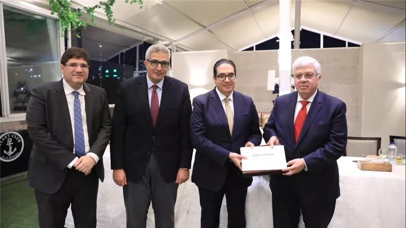 وزير التعليم العالي يُكرم رئيس جامعة القاهرة تقديرًا لنجاح زيارة الرئيس الفرنسي