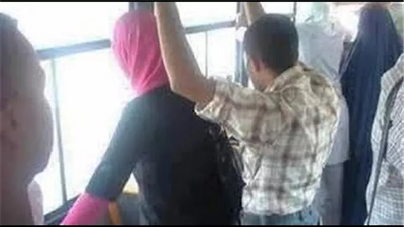 تفاصيل مثيرة في القبض على عامل تحـ رش بقتاة داخل اتوبيس بالقاهرة 
