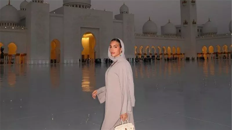  بالحجاب داخل المسجد.. جورجينا تثير الجدل بهذه الإطلالة | شاهد 
