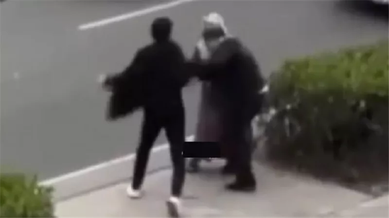 سدد له لكمات فسقط فاقدا الوعي..لقطات صادمة لشاب يهين والده ويبرحه ضربا في الشارع | فيديو