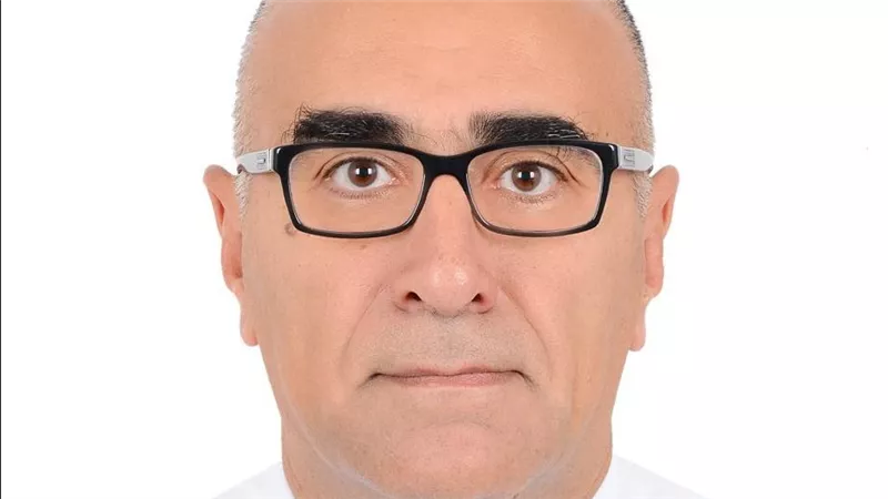رئيس جامعة القاهرة يهنئ أستاذ بقصر العينى لفوزه بالميدالية الفضية بمعرض جنيف الدولى للاختراعات 2025