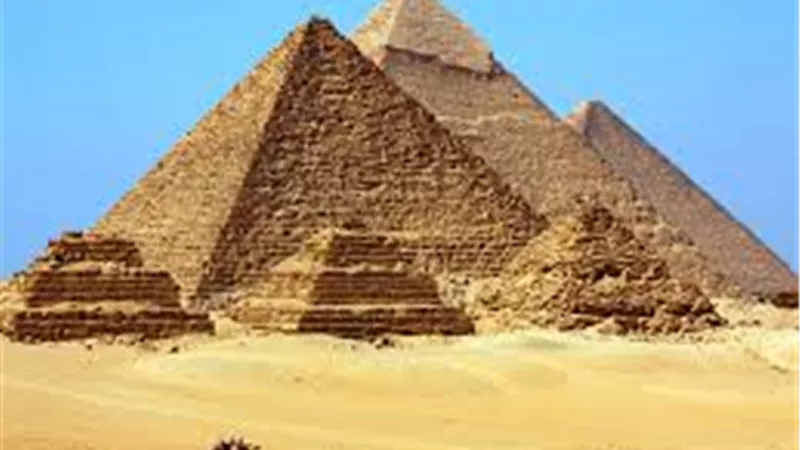 ما قصته؟.. بناء غامض يظهر بالقرب من الأهرامات يثير الجدل