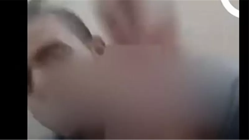 أنا أرجل منك ومش عايزة أعرفك.. فيديو متداول لممرضة تصفع طبيبًا رفض الزواج منها | شاهد