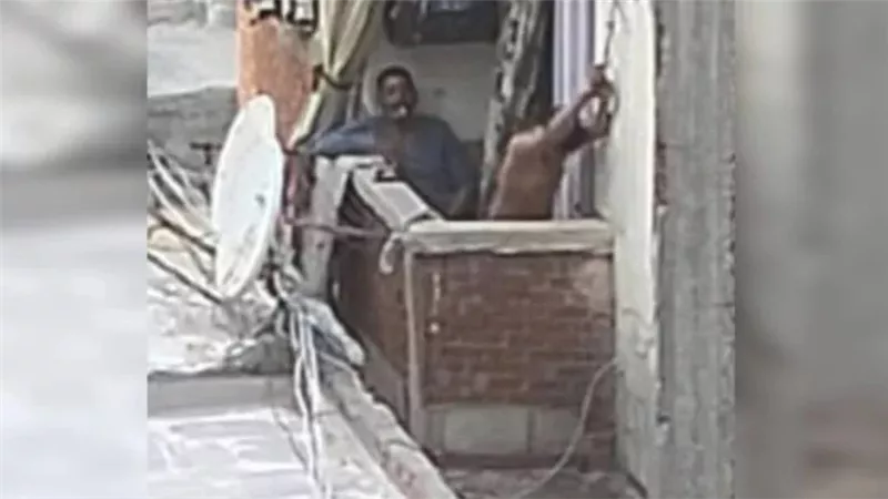 صورة هزت الإسكندرية.. التفاصيل الكاملة لاتهام أب بتقييد ابنه عاريا بشرفة شقته