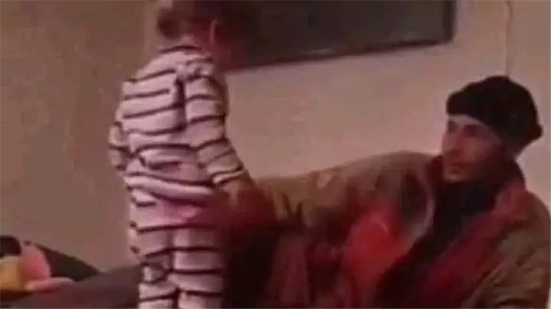 زوجته هربت فانتقم من الصغيرة.. لقطات صادمة لمهاجر سوري يعذب ابنته بطريقة وحشية | شاهد