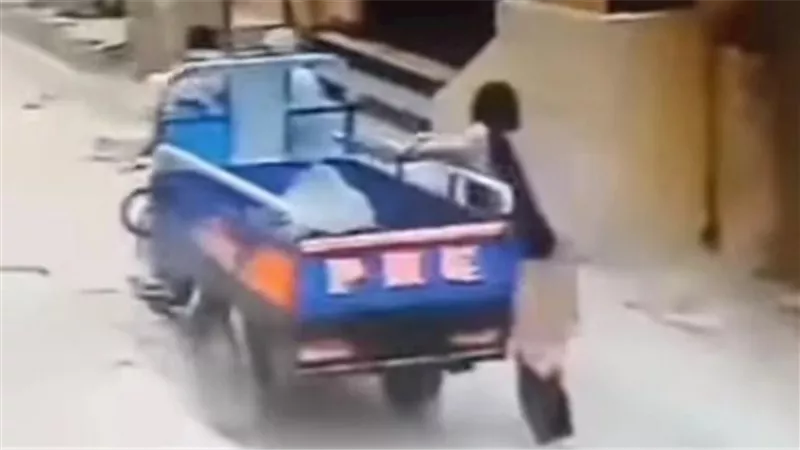 فيديو صادم بالإسكندرية.. القصة الكاملة لسرقة فتاة وسحلها بتروسيكل بوحشية | شاهد 