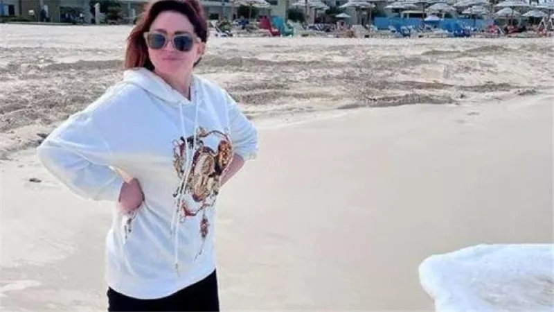 على البحر.. إلهام شاهين تثير ضجة في أحدث ظهور | شاهد