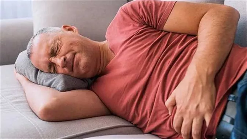مستمرة معاك على طول؟.. أسباب النفخة والغازات الكريهة والأعشاب المهدئة لها 