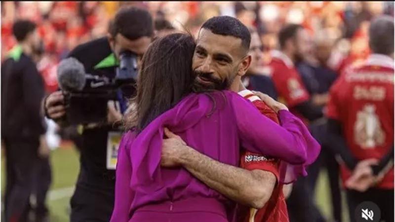  بعد صورتها مع محمد صلاح.. من هي ليندا بيتزوتي زوجة مالك ليفربول؟