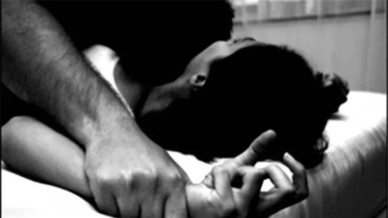 عاشرها معاشرة الأزواج.. القصة الكاملة للحكم على نجار مسلح اعتدى على طالبة من ذوي الاحتياجات الخاصة 