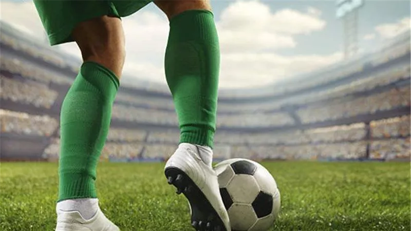 قفز من النافذة..تفاصيل اتهام سيدة لزوجها لاعب الكرة بخيانتها 