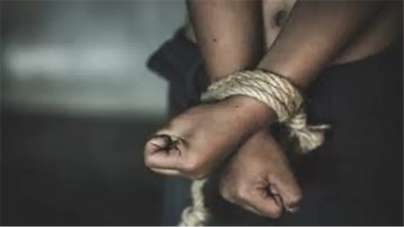 مكبلان اليدين والقدمين.. كيف نجحت الشرطة في تحرير شابين من خاطفيهم؟