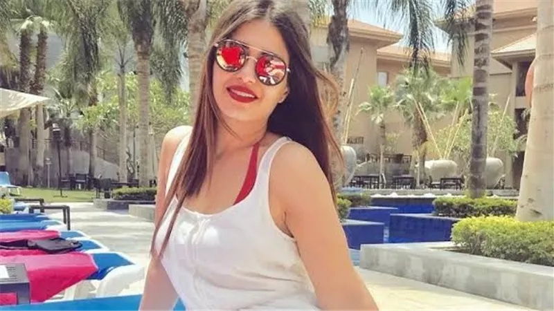 فستان مجسم.. منة فضالي تثير ضجة بإطلالة لافتة | شاهد 