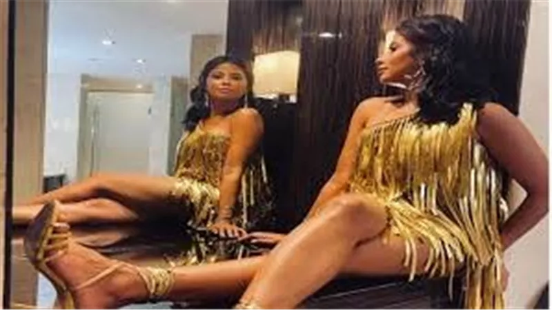 قصير مزين بالورود.. سعر صادم لفستان روبي في إطلالتها المثيرة للجدل | شاهد