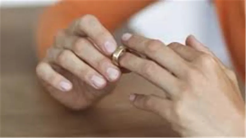 عايز يحرمني من بنتي علشان يرضي أخته..صفاء تطلب الطلاق من زوجها في محكمة الأسرة
