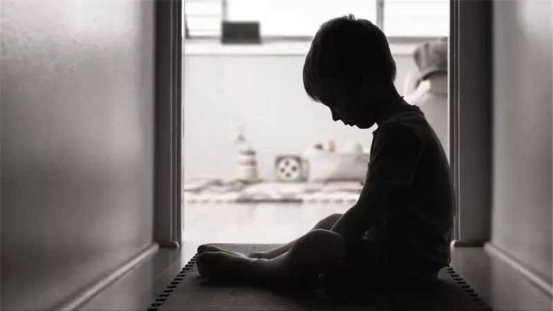 حكم من أول جلسة..والدة الطفل ياسين تروي معاناتها في إثبات حقه أمام محكمة جنايات دمنهور 