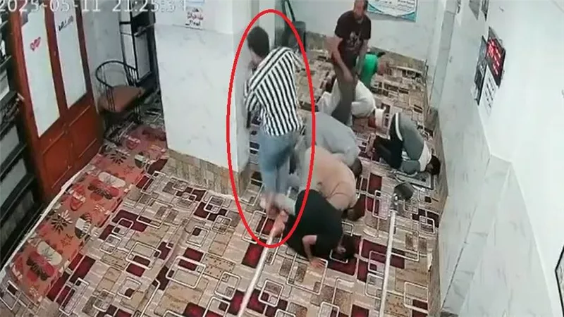  بينهم سيدة منتقبة.. لقطات صادمة لاقتحام مسجد بالشوم أثناء الصلاة في القاهرة | شاهد