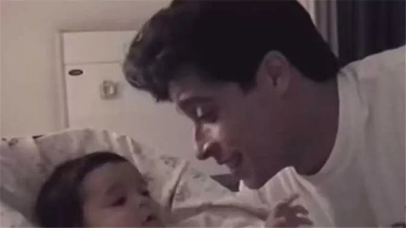 بعد 14 عامًا من وفاته.. فيديو نادر يُعيد عامر منيب لصدارة الترند | شاهد 