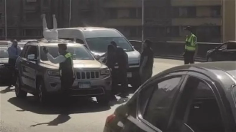  يوجا وحركات استعراضية فوق سيارة.. تفاصيل مثيرة عن فيديو فتاة كوبري أكتوبر | شاهد
