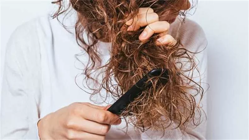 منها السبانخ والبيض.. 7 أطعمة تقوي الشعر والأظافر وتحميهما من التكسر 
