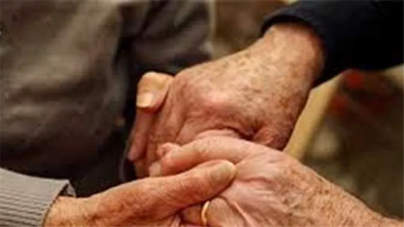 مبقاش يقولّي كلام حلو وعندي احتياج عاطفي.. سيدة ستينية تطلب خلع زوجها في محكمة الأسرة