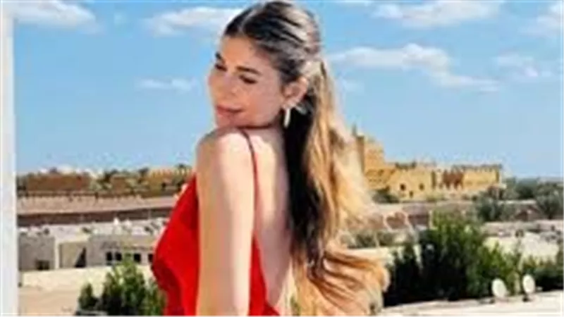 بالفوشيا.. ملك قورة تثير ضجة بهذه الإطلالة | شاهد 