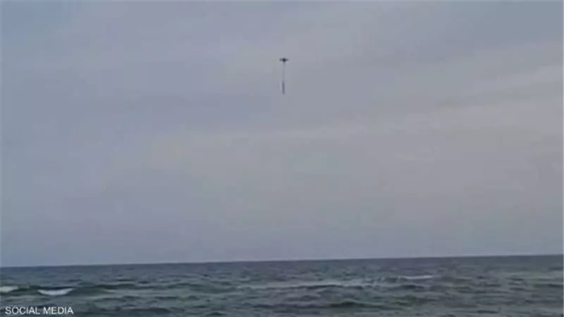 مالقصة؟.. مشاهد تحبس الأنفاس لإنقاذ طفلة تصارع الأمواج بطائرة مسيرة