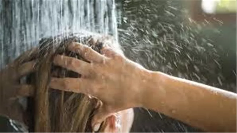 عرضة لتكاثر البكتيريا..7 أماكن في جسمك تغسلها بطريقة خاطئة أثناء الاستحمام