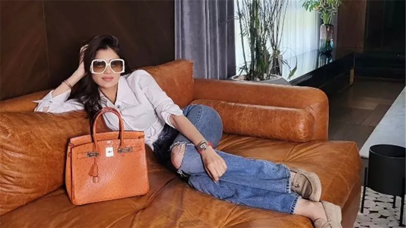  فستان غريب.. مي عمر تثير الجدل بهذه الإطلالة | شاهد