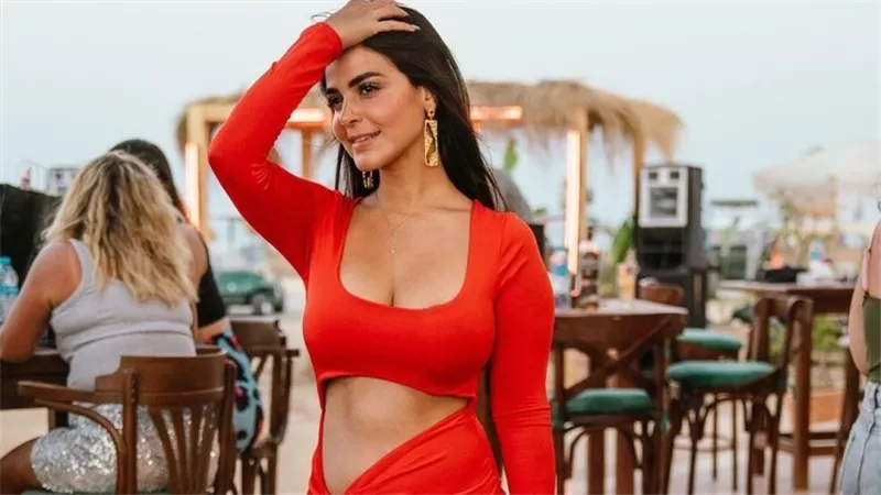 فستان جريء.. رانيا منصور تثير الجدل بإطلالة جديدة | شاهد 