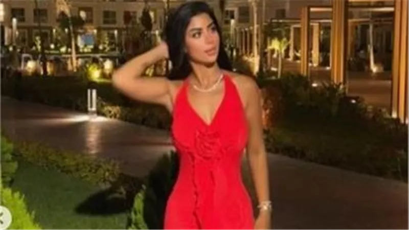 بالجينز.. كارولين عزمي تخطف الأنظار بهذه الإطلالة | شاهد 