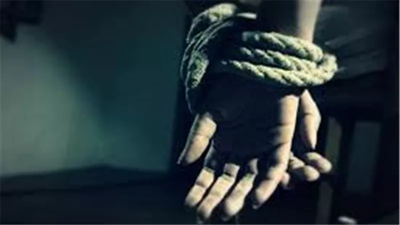 ربط بجنازير وتحطيم أسنان..القصة الكاملة لاعتداء أسرة على طليق ابنتهم وهتك عرضه بكفر الشيخ