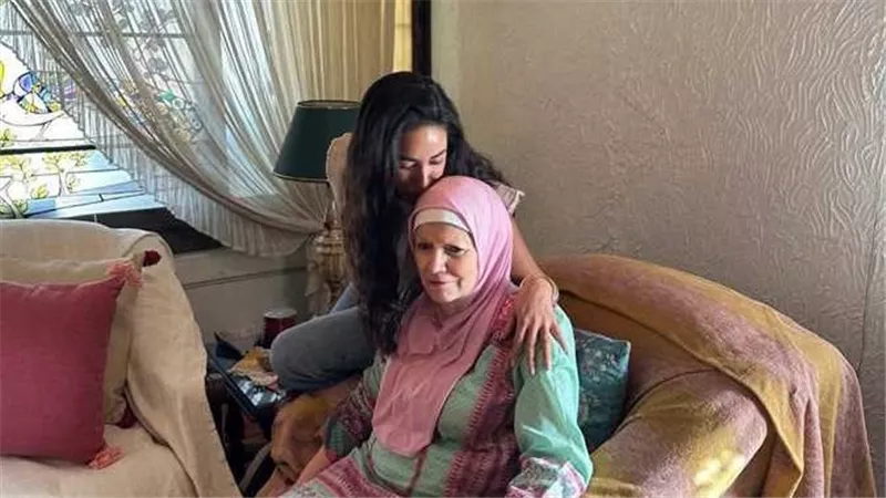 بدأت بهجوم وانتهت بتقبيل الرأس.. القصة الكاملة لخلاف آية سماحة ومشيرة إسماعيل