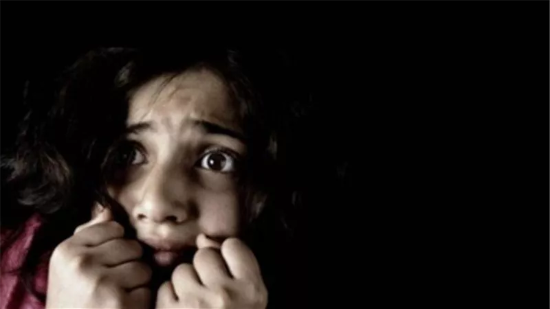  جريمة على السلم.. تفاصيل مثيرة في تحـ..ـرش عاطل بطالبة داخل عقار بالوراق 